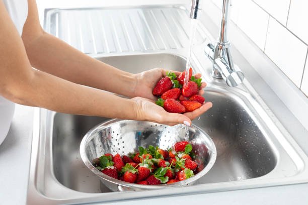 how to clean strawberries